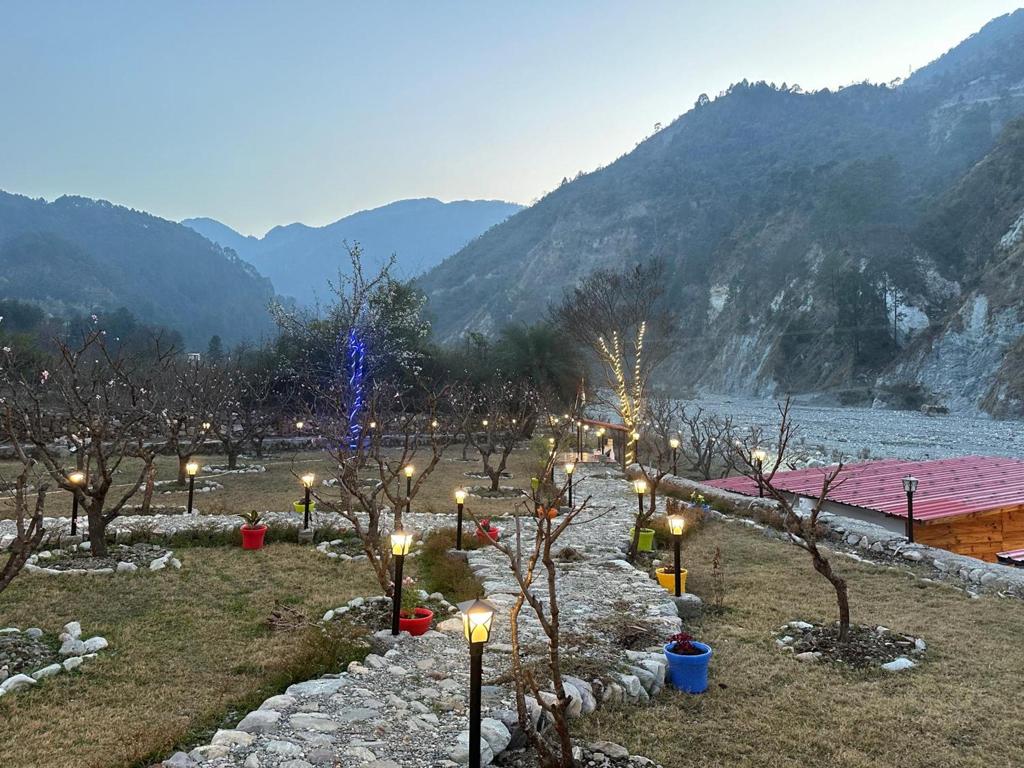 Cabana Riverside Resort - Kainchi Dham Naini Tāl Exterior foto